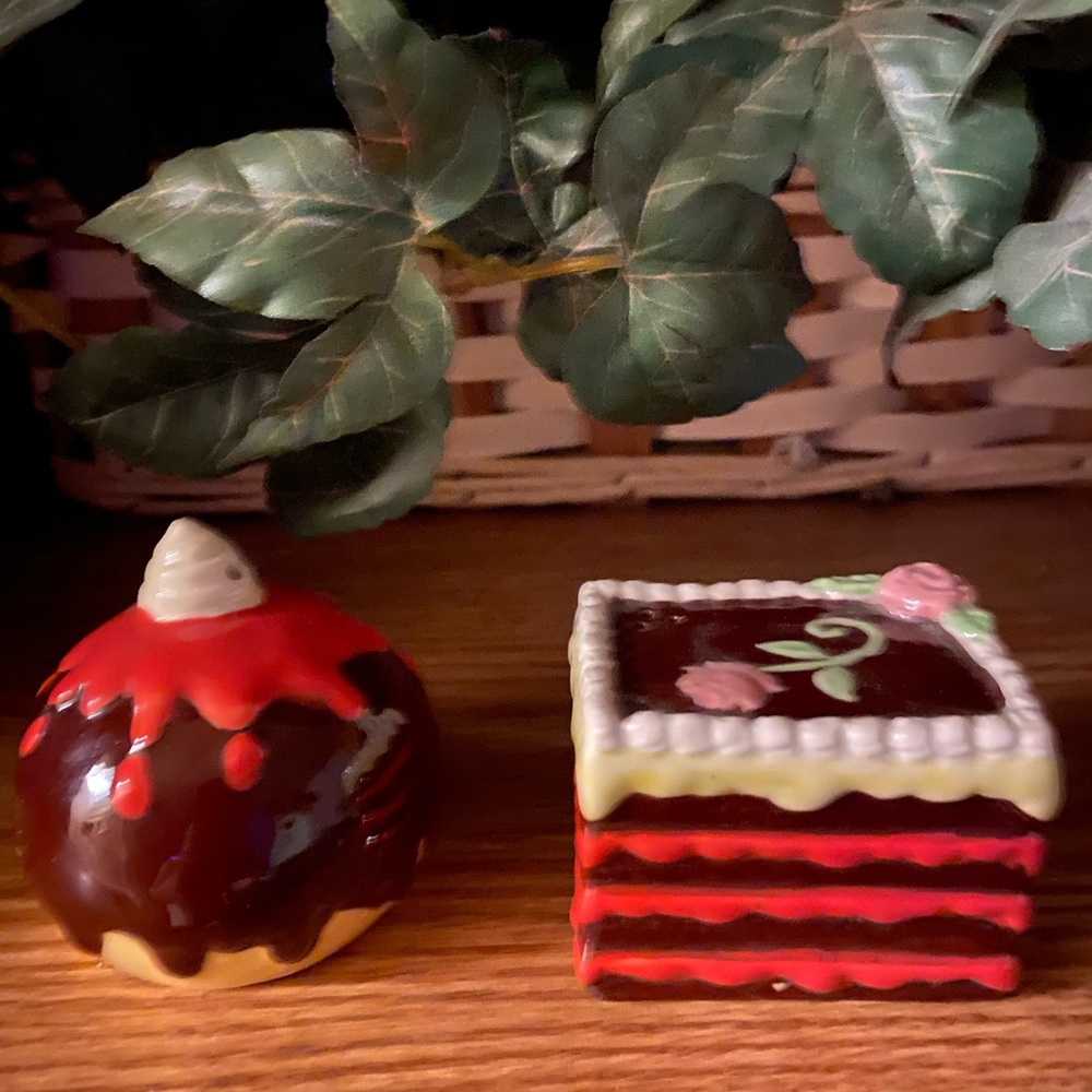 CUTE CUPCAKE AND CAKE SALT AND PEPPER SHAKERS